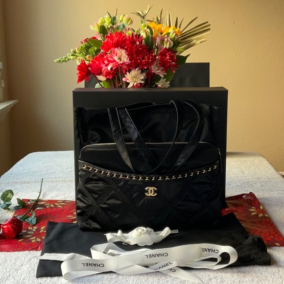 🌹 CHANEL LARGE POUCH WITH FOLDABLE TOTE BAG 🌹NWT🌹 - Picture 8 of 16